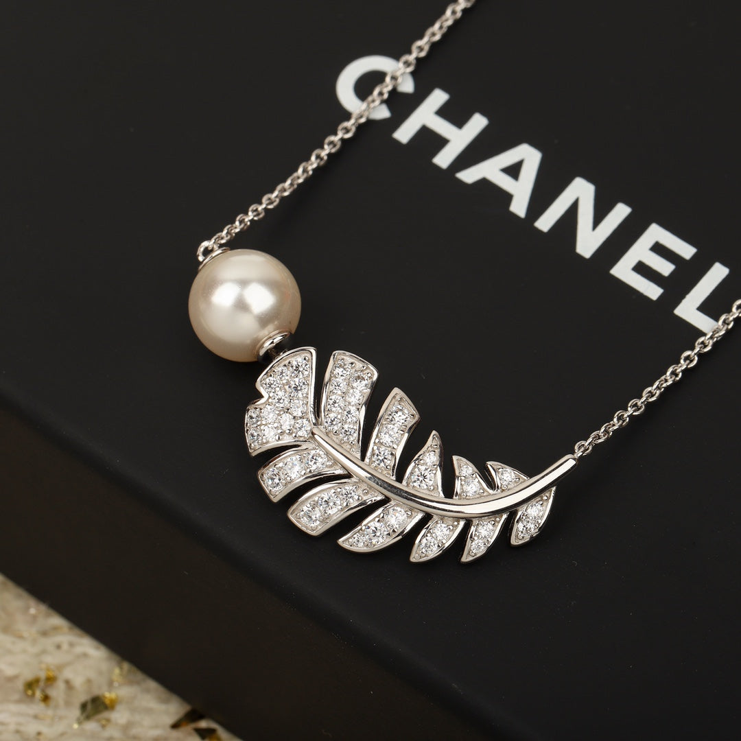 18K Chanel Plume De Necklace
