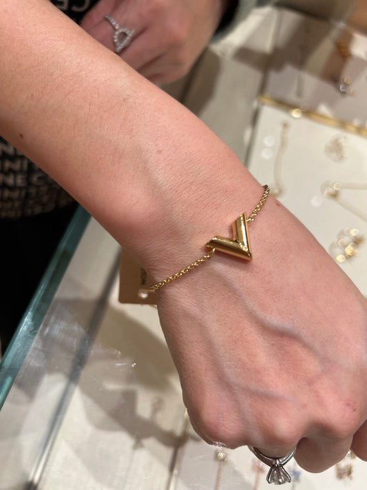 LOUIS VUITTON M00858 Essential V Bracelet Metal(Gold)